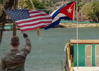 Un soldado estadounidense con la bandera de su país frente a Cuba. Fotomontaje con Stock en Canva. Imagen ilustrativa
