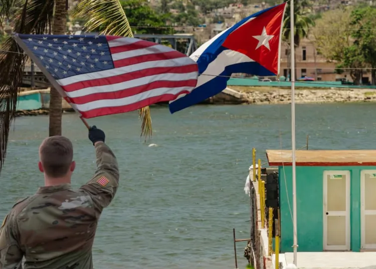 Un soldado estadounidense con la bandera de su país frente a Cuba. Fotomontaje con Stock en Canva. Imagen ilustrativa