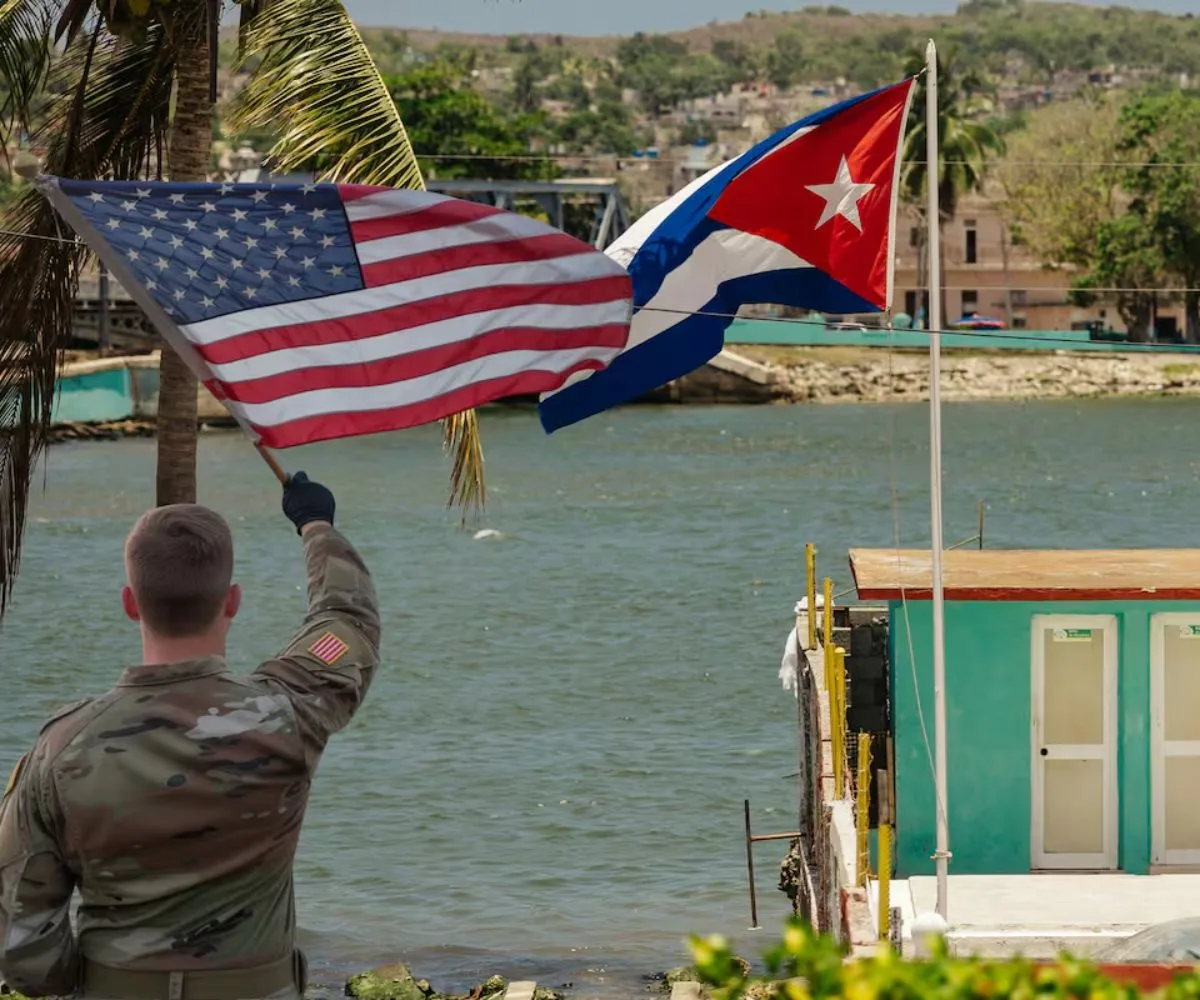 Un soldado estadounidense con la bandera de su país frente a Cuba. Fotomontaje con Stock en Canva. Imagen ilustrativa