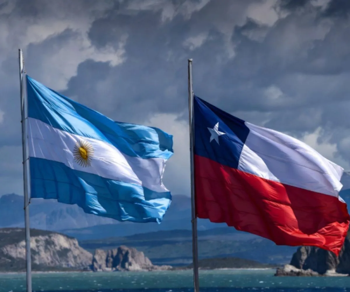 Argentina y China han disputado la soberanía sobre el Estrecho de Magallanes. Sin embargo, los tratados bilaterales de 1881 y 1984 ratifican la soberanía chilena sobre el paso