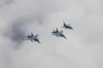 F-15 de la JASDF japonesa volando en formación sobre Lincolnshire. Créditos: Real Armada Británica.