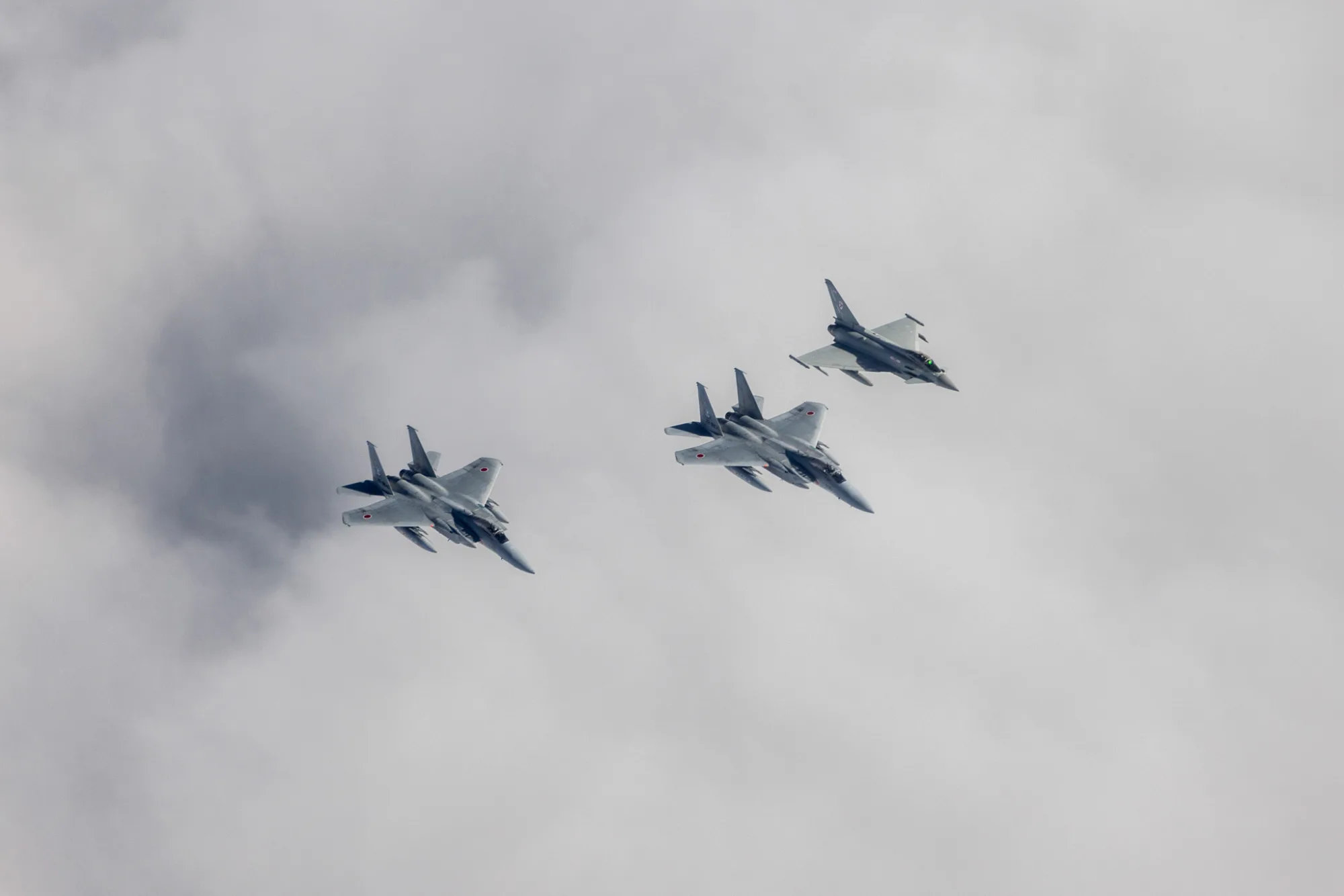 F-15 de la JASDF japonesa volando en formación sobre Lincolnshire. Créditos: Real Armada Británica.