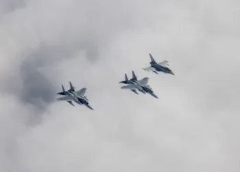 F-15 de la JASDF japonesa volando en formación sobre Lincolnshire. Créditos: Real Armada Británica.