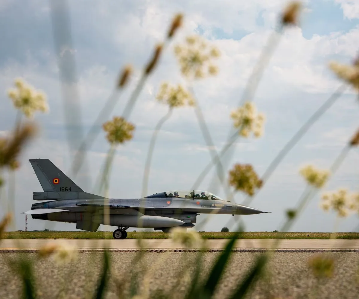 Un avión de combate F-16 rumano se desplaza por la pista durante un ejercicio de vigilancia aérea en la base aérea 86 de Borcea, en Rumania, 7 de agosto de 2026