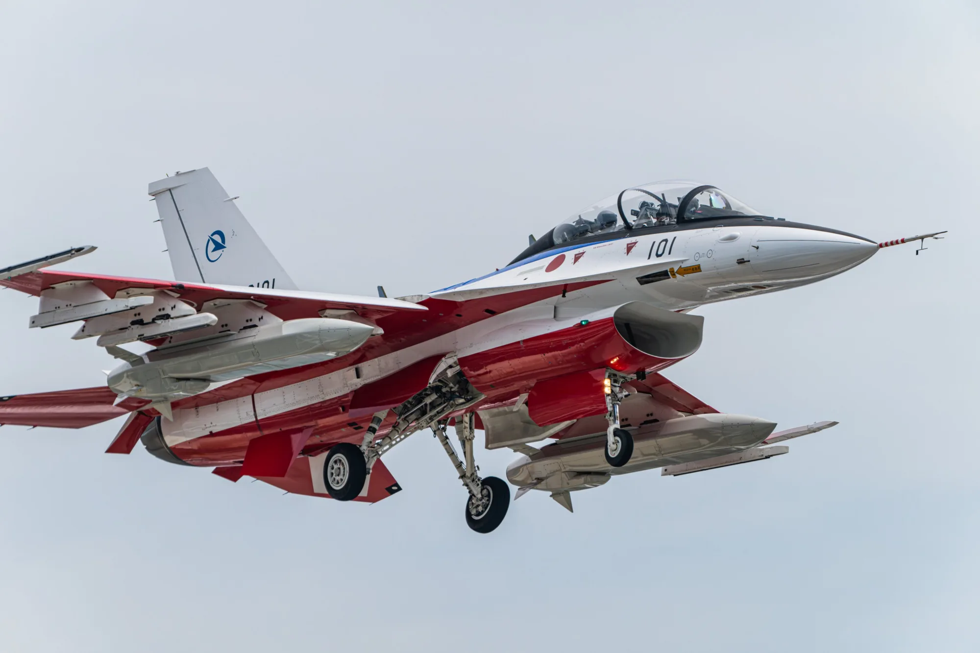 F-2B de la Fuerza Aérea de Autodefensa de Japón en la base de Gifu (RJNG) el 30 de julio de 2026, transportando la versión aérea del misil antibuque Tipo 12. Créditos: AKEBOVO.