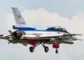F-2B de la Fuerza Aérea de Autodefensa de Japón en la base de Gifu (RJNG) el 30 de julio de 2026, transportando la versión aérea del misil antibuque Tipo 12. Créditos: AKEBOVO.