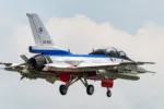 F-2B de la Fuerza Aérea de Autodefensa de Japón en la base de Gifu (RJNG) el 30 de julio de 2026, transportando la versión aérea del misil antibuque Tipo 12. Créditos: AKEBOVO.