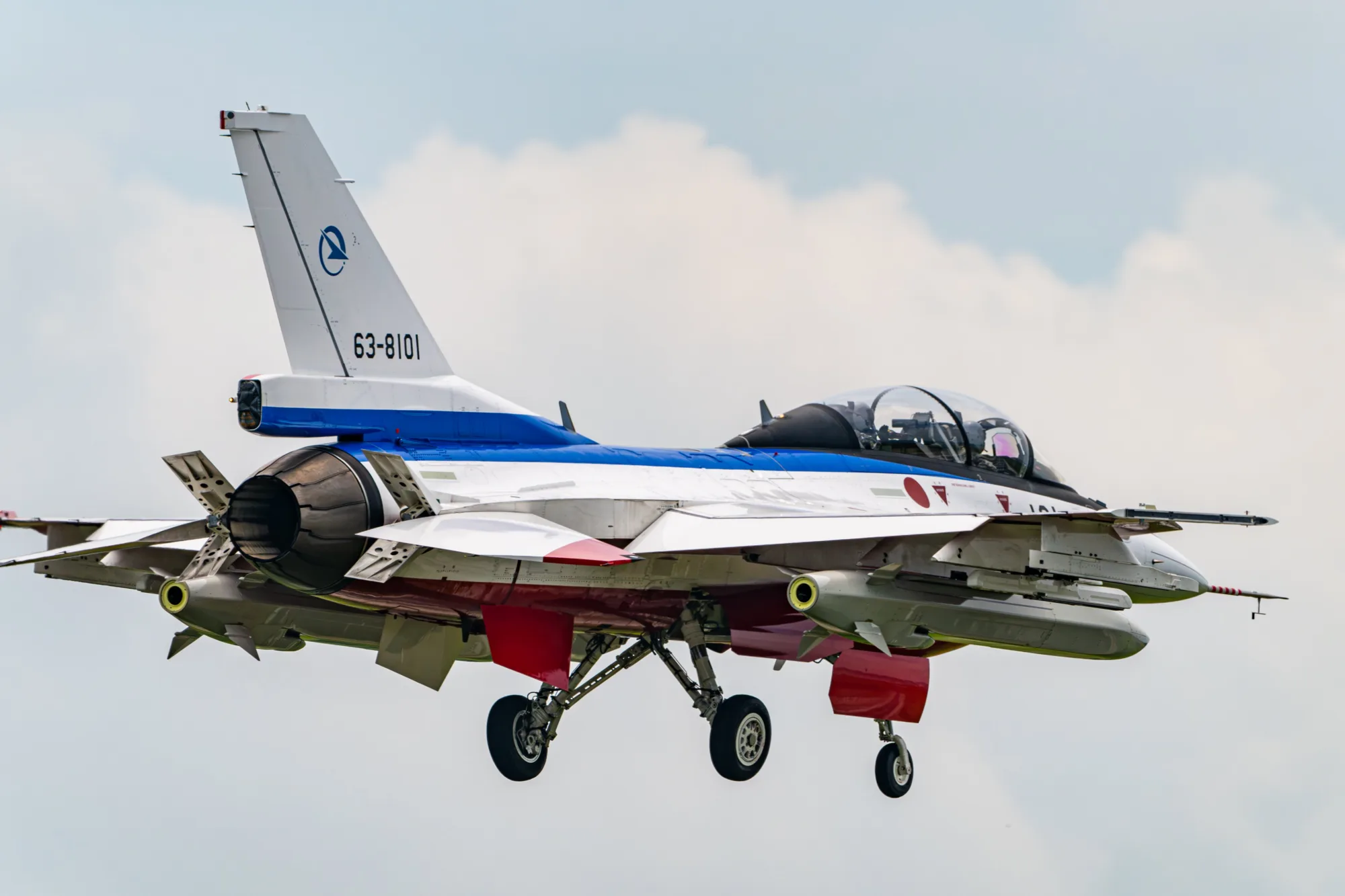 F-2B de la Fuerza Aérea de Autodefensa de Japón en la base de Gifu (RJNG) el 30 de julio de 2026, transportando la versión aérea del misil antibuque Tipo 12. Créditos: AKEBOVO.