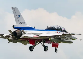 F-2B de la Fuerza Aérea de Autodefensa de Japón en la base de Gifu (RJNG) el 30 de julio de 2026, transportando la versión aérea del misil antibuque Tipo 12. Créditos: AKEBOVO.