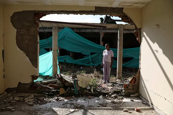 Una mujer permanece entre los escombros de su casa tras un ataque con drones perpetrado por una facción disidente del grupo rebelde FARC, en Robles, Colombia . Créditos: Santiago Saldarriaga.