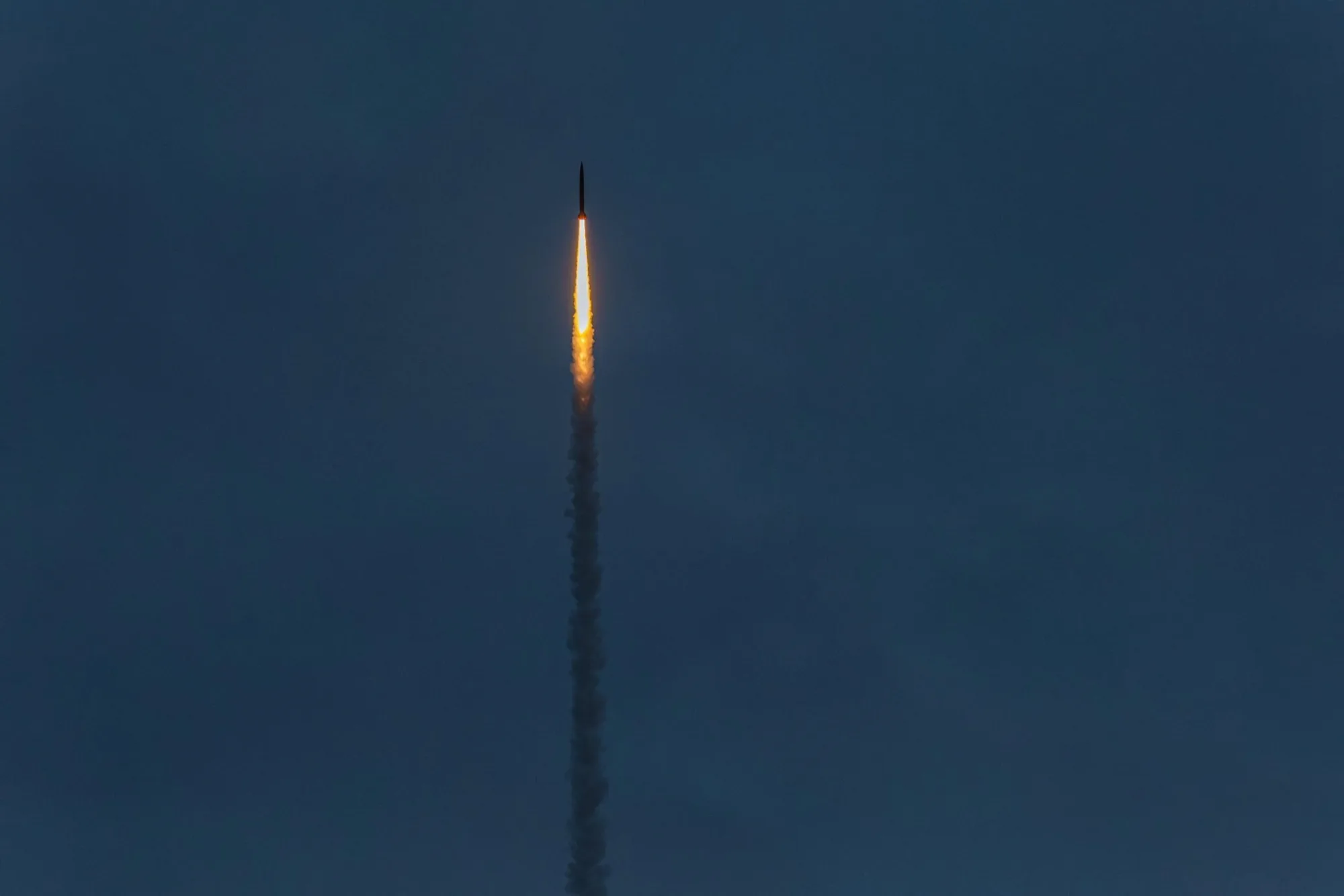 Lanzamiento de un misil no identificado con forma similar al FP-7 balístico o al interceptor FP-7x. Créditos: Fire Point
