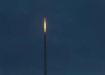 Lanzamiento de un misil no identificado con forma similar al FP-7 balístico o al interceptor FP-7x. Créditos: Fire Point