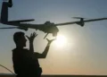 Un soldado opera un vehículo aéreo no tripulado (VANT) táctico de despegue y aterrizaje vertical (VTOL), durante una misión de reconocimiento al amanecer. Imagen ilustrativa.