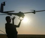 Un soldado opera un vehículo aéreo no tripulado (VANT) táctico de despegue y aterrizaje vertical (VTOL), durante una misión de reconocimiento al amanecer. Imagen ilustrativa.