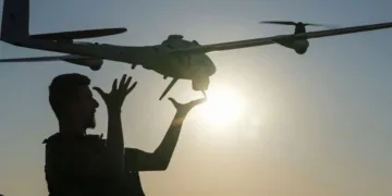 Un soldado opera un vehículo aéreo no tripulado (VANT) táctico de despegue y aterrizaje vertical (VTOL), durante una misión de reconocimiento al amanecer. Imagen ilustrativa.