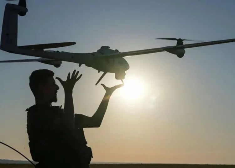 Un soldado opera un vehículo aéreo no tripulado (VANT) táctico de despegue y aterrizaje vertical (VTOL), durante una misión de reconocimiento al amanecer. Imagen ilustrativa.