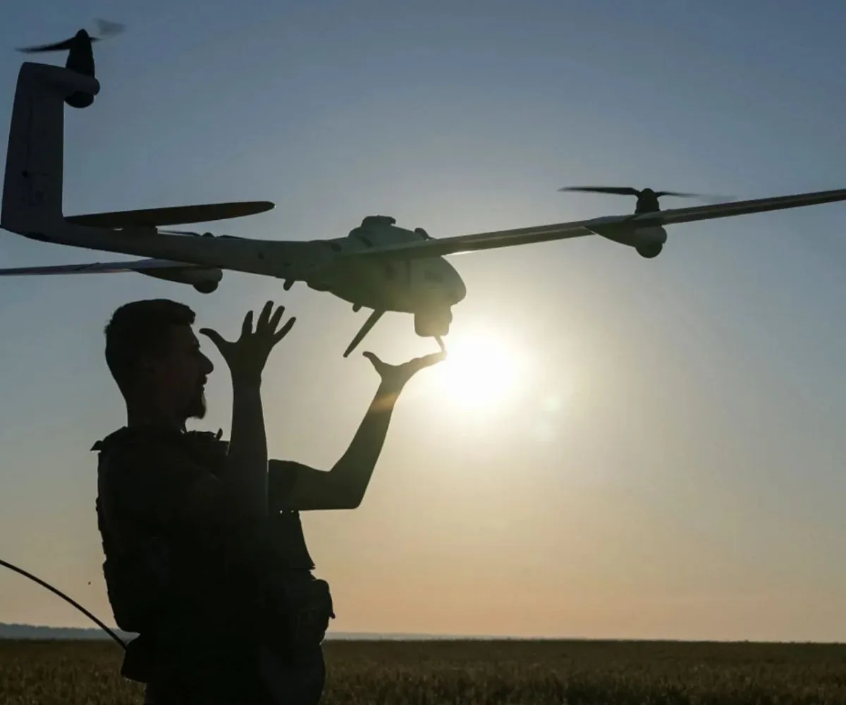 Un soldado opera un vehículo aéreo no tripulado (VANT) táctico de despegue y aterrizaje vertical (VTOL), durante una misión de reconocimiento al amanecer. Imagen ilustrativa.