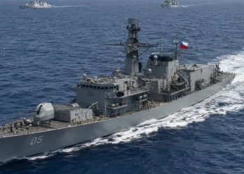 Fragata FF‑05 "Almirante Cochrane" de la Marina de Chile participa en aguas estadounidenses en Pacific Dragon 2026