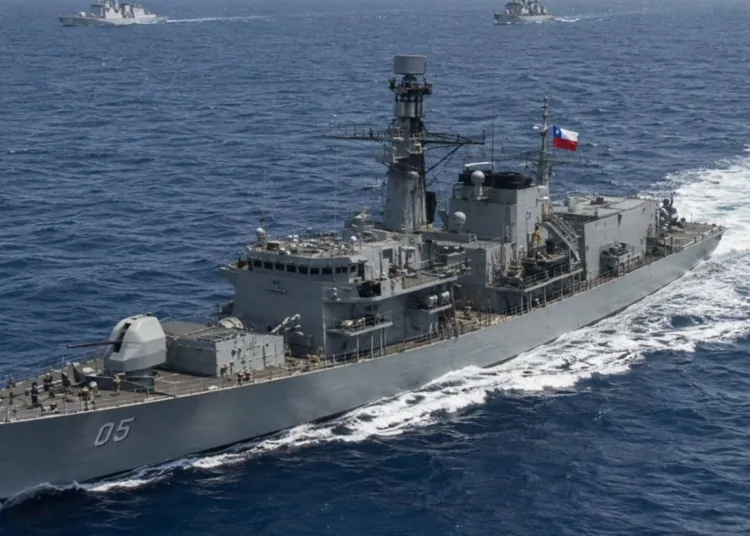 Fragata FF‑05 "Almirante Cochrane" de la Marina de Chile participa en aguas estadounidenses en Pacific Dragon 2026