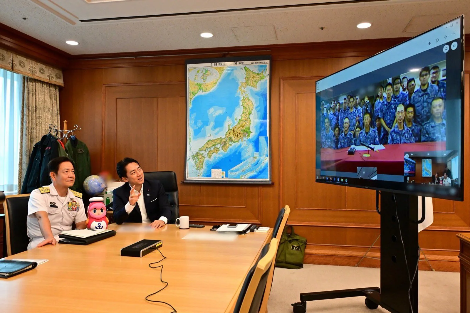 Shinjiro Koizumi, ministro de Defensa japonés, junto al jefe de Estado Mayor Naval Saito. Créditos: Shinjiro Koizumi.