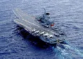 Portaaviones Liaoning (CV-16) navegando con cazas en cubierta, ilustrando las actividades de entrenamiento naval chino en la región. Créditos: China Military Bugle.