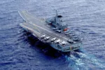 Portaaviones Liaoning (CV-16) navegando con cazas en cubierta, ilustrando las actividades de entrenamiento naval chino en la región. Créditos: China Military Bugle.