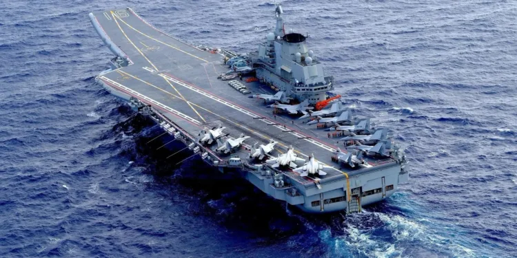 Portaaviones Liaoning (CV-16) navegando con cazas en cubierta, ilustrando las actividades de entrenamiento naval chino en la región. Créditos: China Military Bugle.