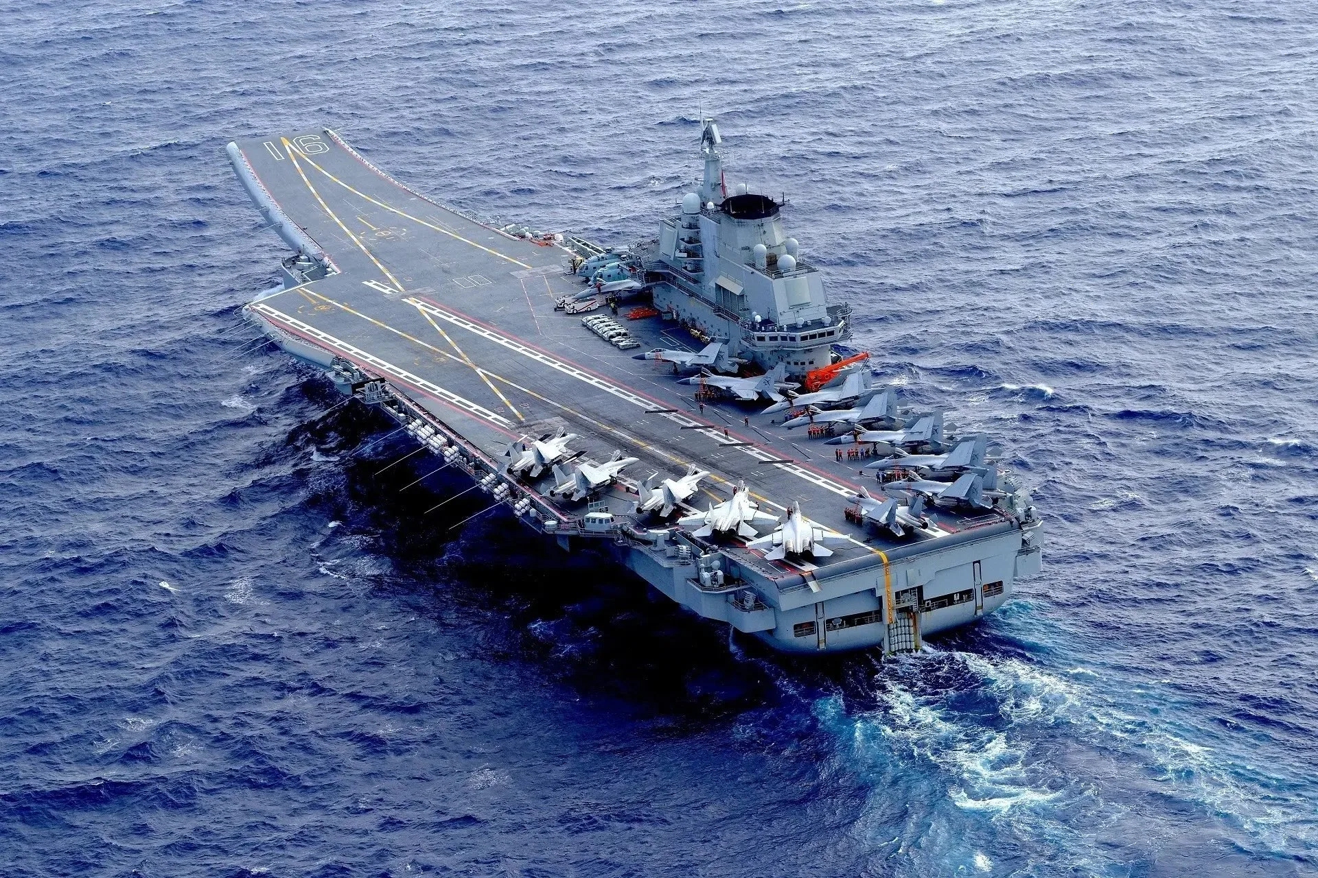Portaaviones Liaoning (CV-16) navegando con cazas en cubierta, ilustrando las actividades de entrenamiento naval chino en la región. Créditos: China Military Bugle.