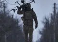 Un soldado ucraniano con un dron en la región de Donetsk, cerca de la zona de combate entre Rusia y Ucrania el 17 de febrero 2023