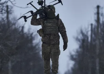 Un soldado ucraniano con un dron en la región de Donetsk, cerca de la zona de combate entre Rusia y Ucrania el 17 de febrero 2023