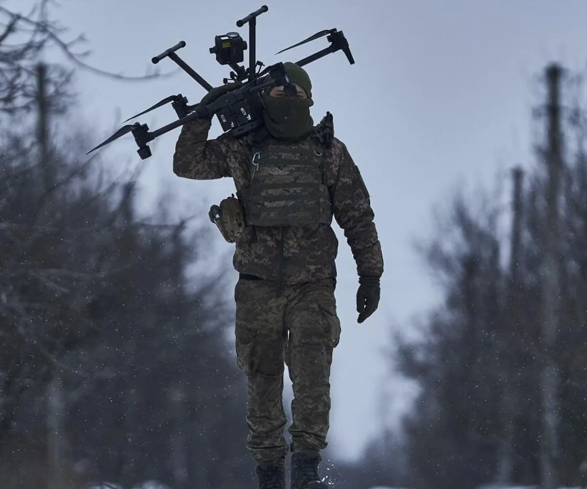 Un soldado ucraniano con un dron en la región de Donetsk, cerca de la zona de combate entre Rusia y Ucrania el 17 de febrero 2023