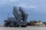 Despliegue de lanzadores móviles de misiles antibuque Hsiung Feng II y III por el Comando de Combate Litoral de la Armada de Taiwán en Penghu el 9 de agosto de 2026, con maniobras de posicionamiento rápido y ensayos de fuego conjunto contra objetivos marítimos. Créditos: Taiwan Security Monitor.
