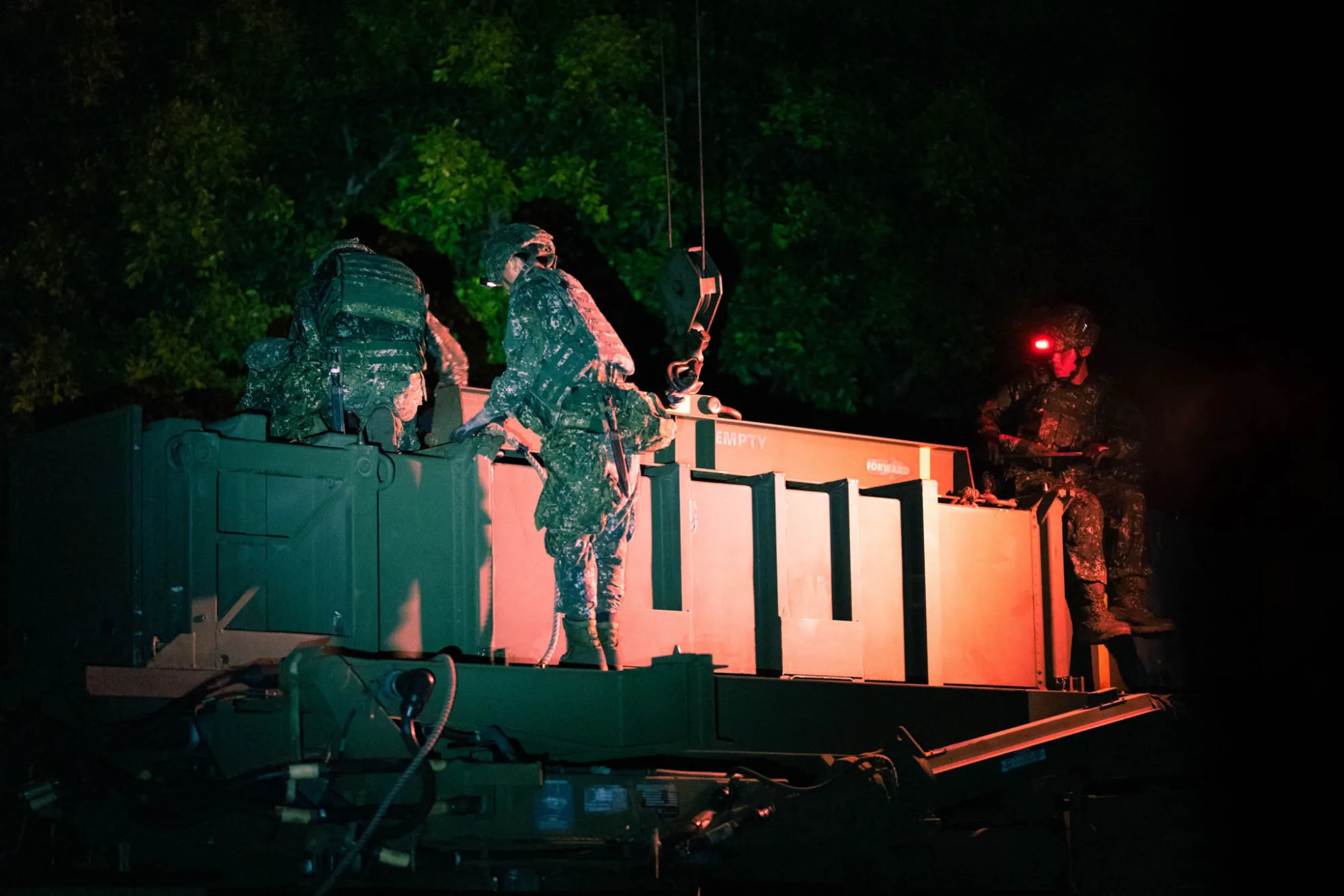 Fase de reabastecimiento de misiles Patriot durante el ejercicio Han Kuang 42, donde tropas antiaéreas simulan el consumo de municiones y restauran capacidades en posiciones del norte. Créditos: Agencia de Noticias Militares de Taiwán (MNA).