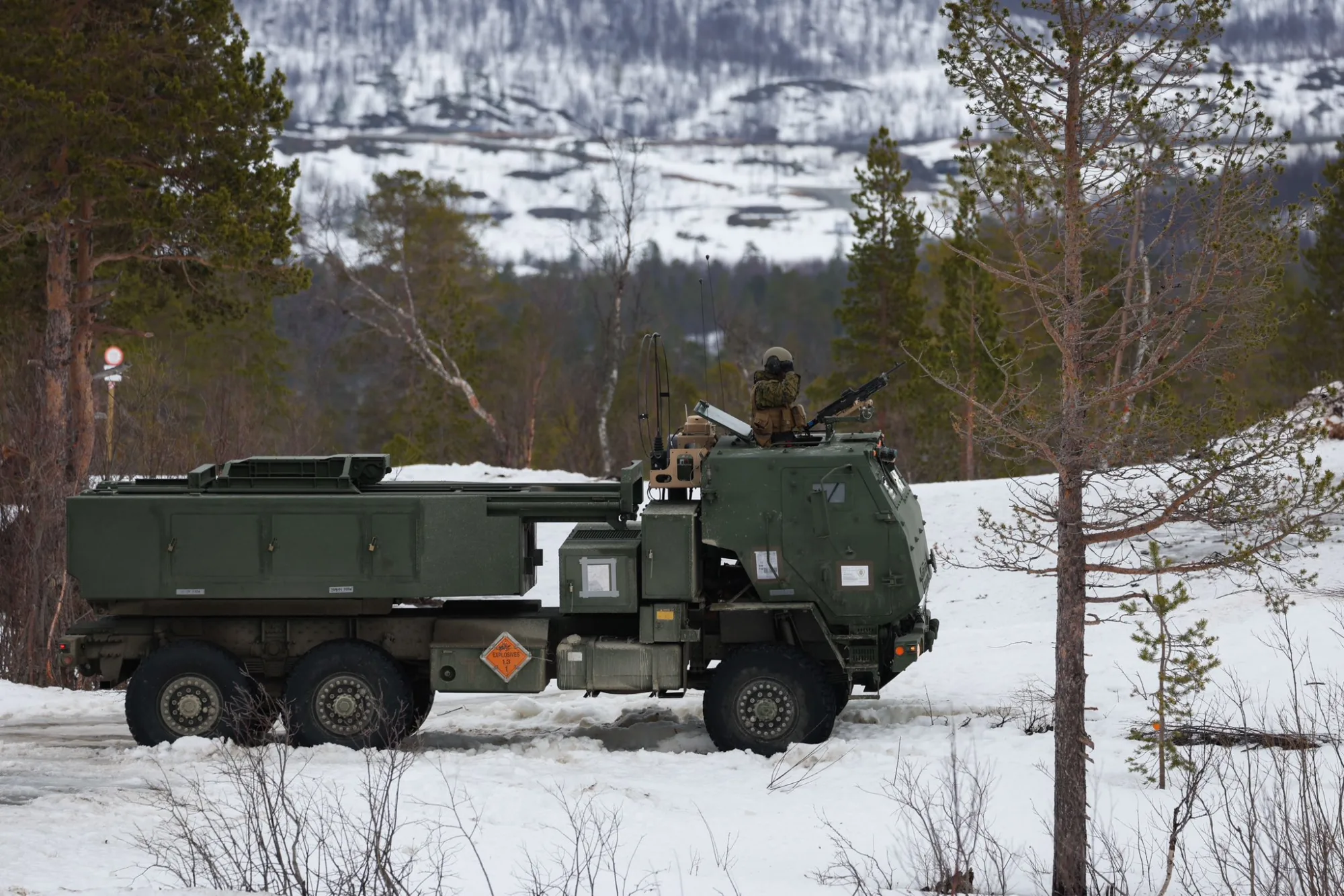 Marines de la 2ª División de EE.UU. lanzando y transportando sistemas HIMARS durante la FIRES Summit en Setermoen, Noruega. Créditos: U.S. Marine Corps Forces Europe & Africa.