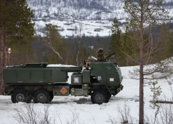 Marines de la 2ª División de EE.UU. lanzando y transportando sistemas HIMARS durante la FIRES Summit en Setermoen, Noruega. Créditos: U.S. Marine Corps Forces Europe & Africa.