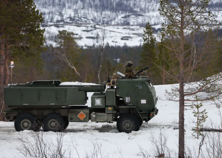Marines de la 2ª División de EE.UU. lanzando y transportando sistemas HIMARS durante la FIRES Summit en Setermoen, Noruega. Créditos: U.S. Marine Corps Forces Europe & Africa.