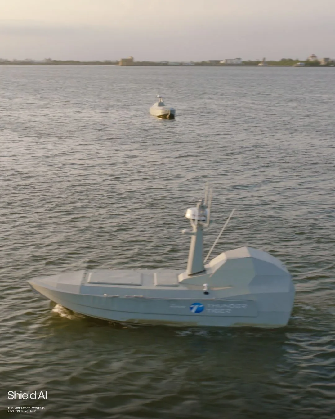Primera demostración de equipo autónomo marítimo multiactivo con su software Hivemind en Pingtung, Taiwán, integrándolo en dos USVs SeaShark 600 y 800 de Thunder Tiger. Créditos: Shield AI.