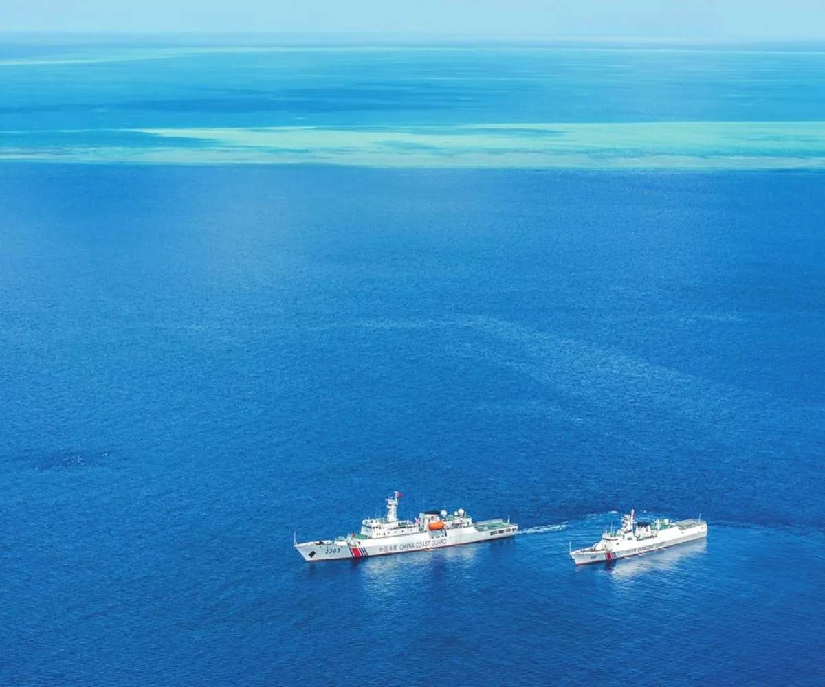 Vista aérea de buques de la Guardia Costera de China que patrullan las aguas cercanas a Huangyan Dao, en el Mar de China Meridional, 8 de julio de 2026