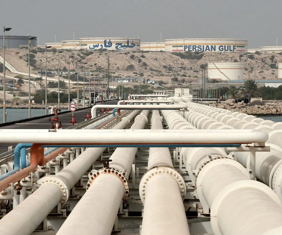 Infraestructura de exportación de petróleo en la isla de Kharg, en Irán, con tanques de almacenamiento y tuberías que conectan las instalaciones con el Golfo Pérsico