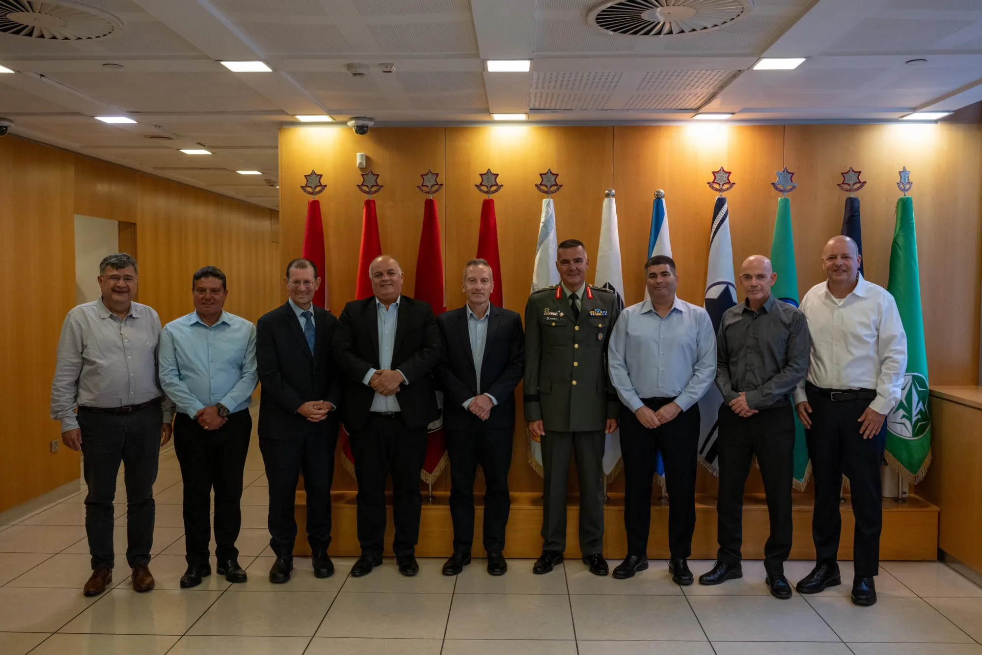 Ceremonia de firma con funcionarios israelíes y griegos, resaltando la cooperación estratégica entre ambos países en defensa. Créditos: Ministerio de Defensa de Israel.