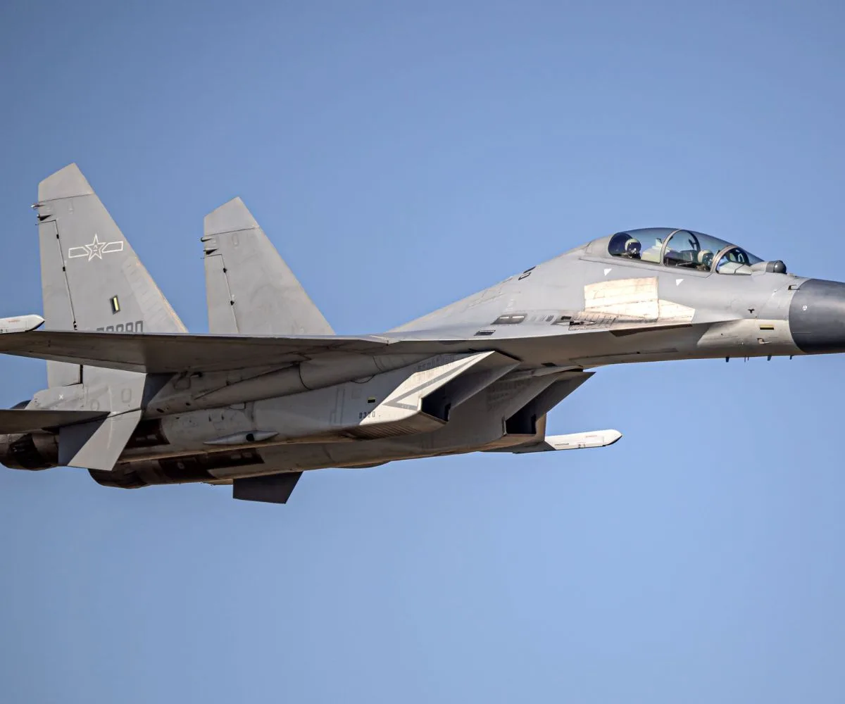 Avión de combate polivalente, Shenyang J-16, volando en el año 2021.