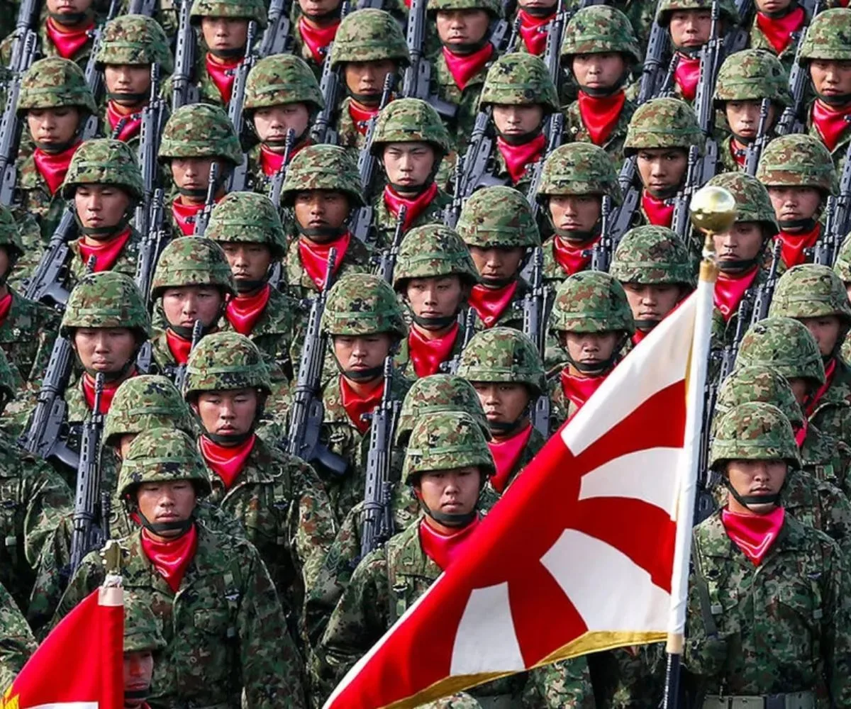 Soldados japoneses participan en una formación militar portando uniformes de camuflaje