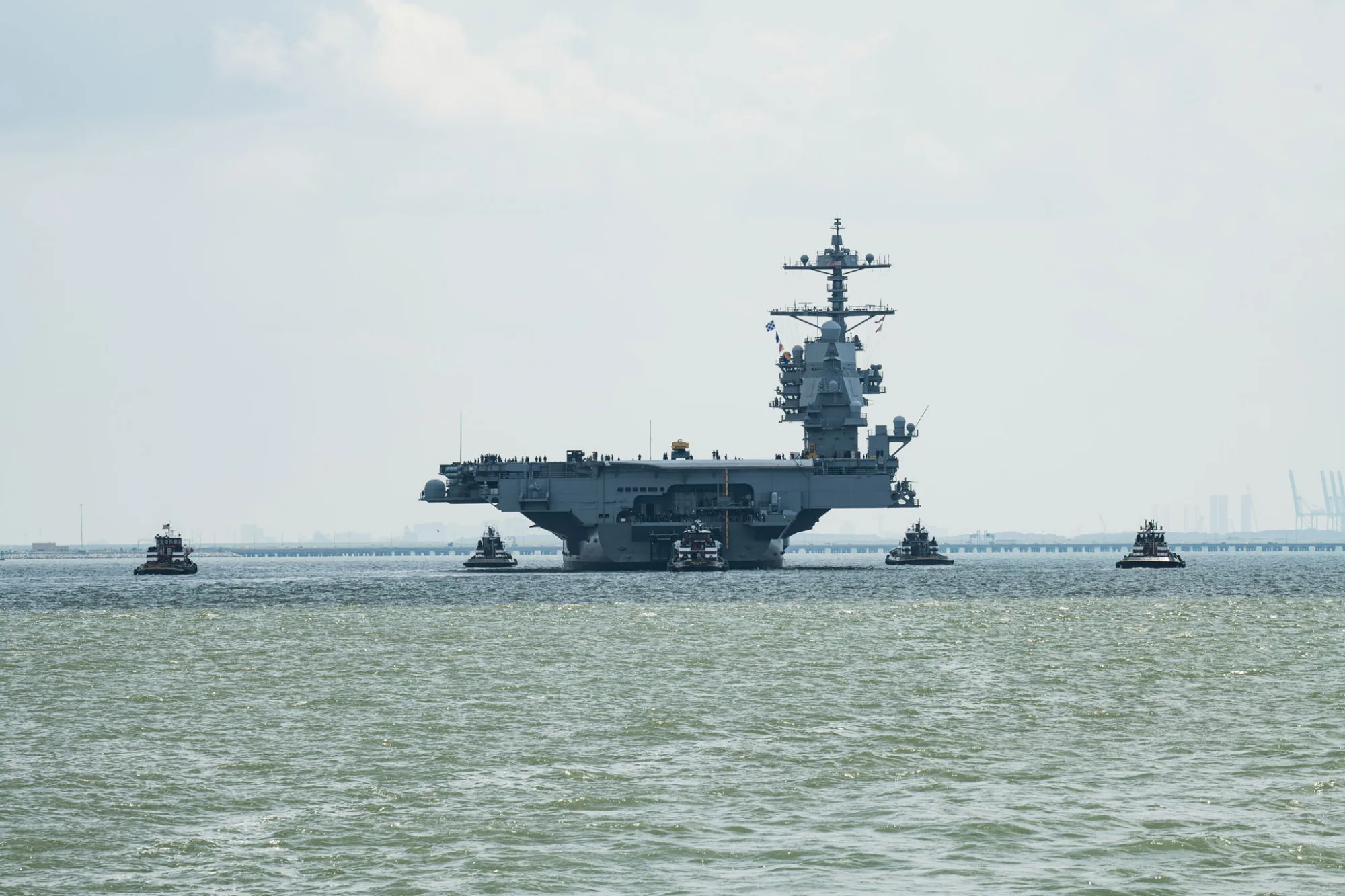 El portaaviones USS John F. Kennedy (CVN-79) partió de Newport News Shipbuilding el 12 de agosto de 2026 para realizar pruebas de aceptación en el mar, evaluando sistemas clave. Créditos: HII.
