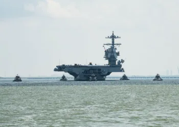 El portaaviones USS John F. Kennedy (CVN-79) partió de Newport News Shipbuilding el 12 de agosto de 2026 para realizar pruebas de aceptación en el mar, evaluando sistemas clave. Créditos: HII.