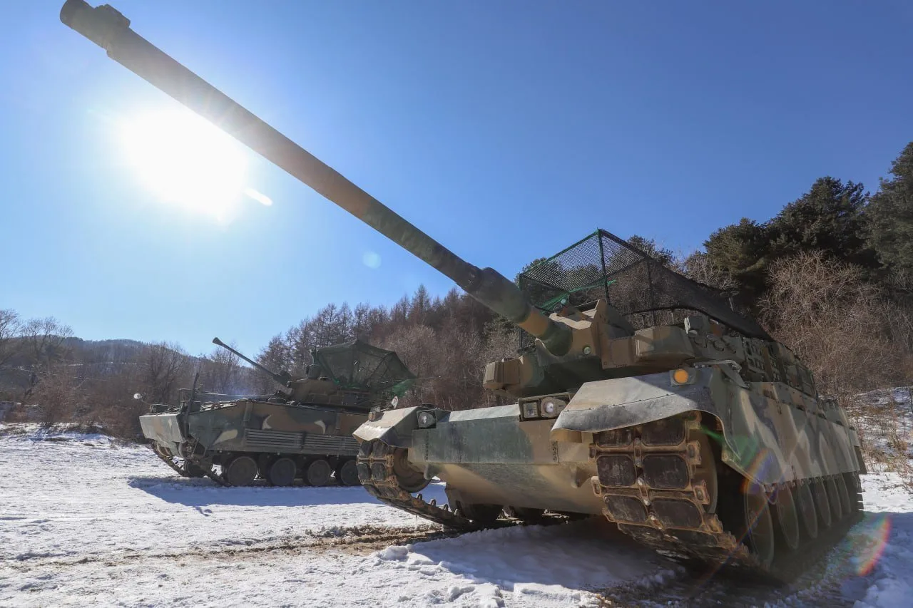 Tanque de combate principal K2 Black Panther y vehículo de combate de infantería K21 del Ejército de Corea del Sur equipados con redes antidrones durante un ejercicio de simulación de combate en enero de 2026. Créditos: ROK-MIL.
