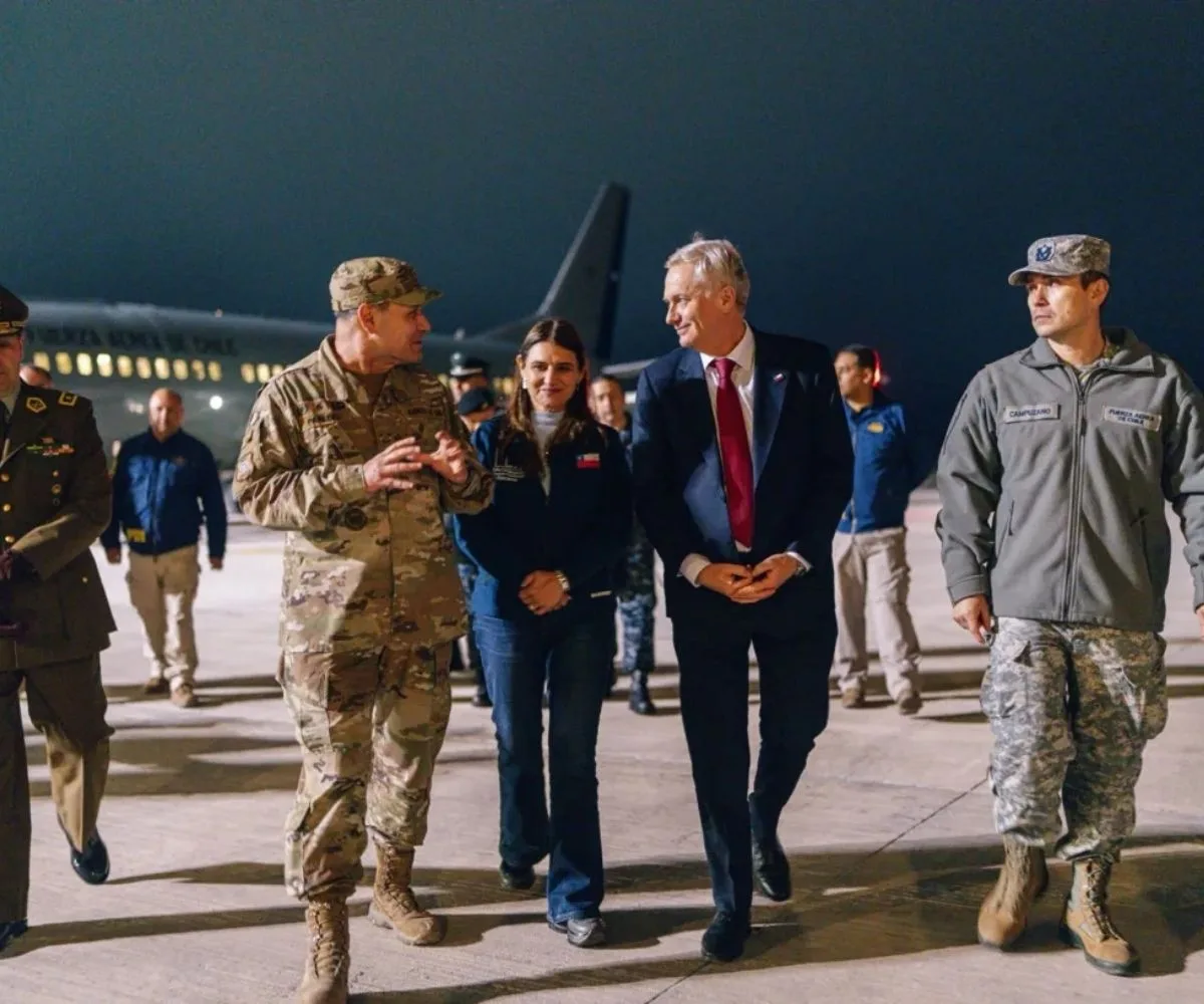 El presidente chileno, José Antonio Kast, junto a miembros de su gabinete ministerial, es recibido por una delegación de la Fuerza Aérea de Chile en una terminal aérea institucional