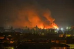 Un incendio arde en Kiev tras el ataque con misiles balísticos rusos 9M723K1/5 Iskander-M equipados con ojivas de racimo, ocurrido durante la noche del 5 de agosto de 2026. Créditos: Getty Images.