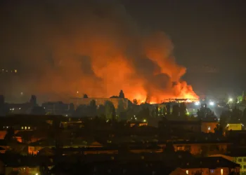 Un incendio arde en Kiev tras el ataque con misiles balísticos rusos 9M723K1/5 Iskander-M equipados con ojivas de racimo, ocurrido durante la noche del 5 de agosto de 2026. Créditos: Getty Images.