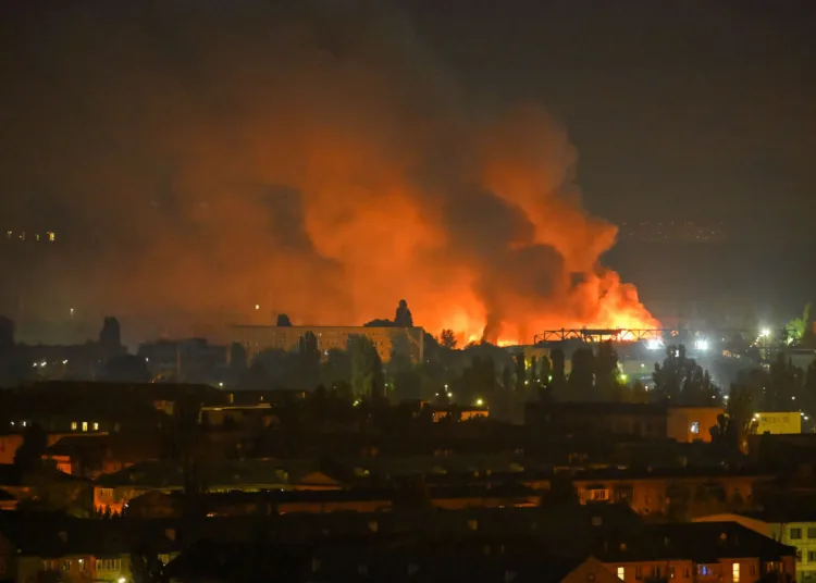 Un incendio arde en Kiev tras el ataque con misiles balísticos rusos 9M723K1/5 Iskander-M equipados con ojivas de racimo, ocurrido durante la noche del 5 de agosto de 2026. Créditos: Getty Images.