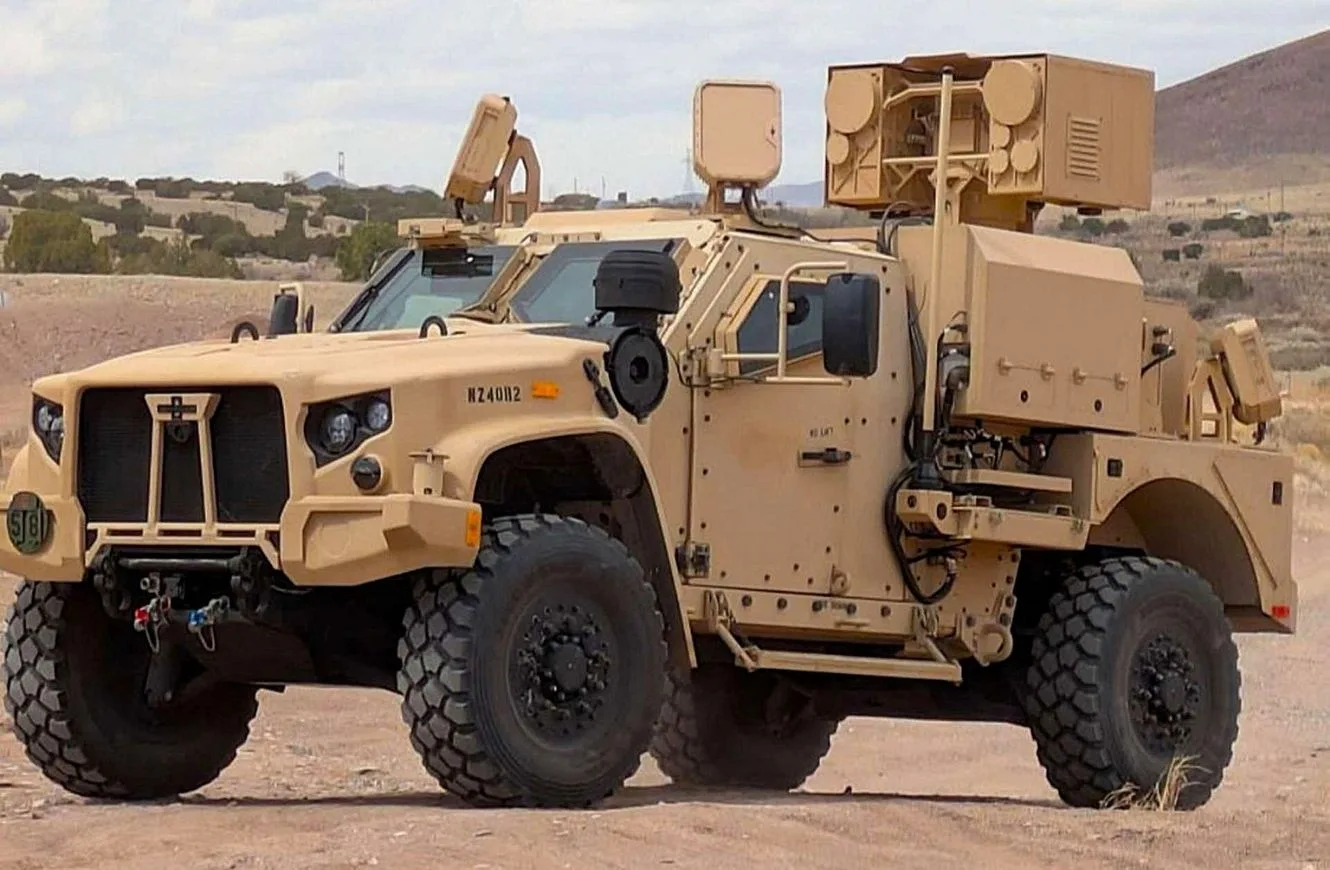 Joint Light Tactical Vehicle (JLTV) con el láser antidrones LOCUST. AeroVironment pensó al sistema LOCUST como una plaforma tipo paquete que pueda incorporarse por módulos sobre vehículos del Ejército. Crédito: AeroVironment.